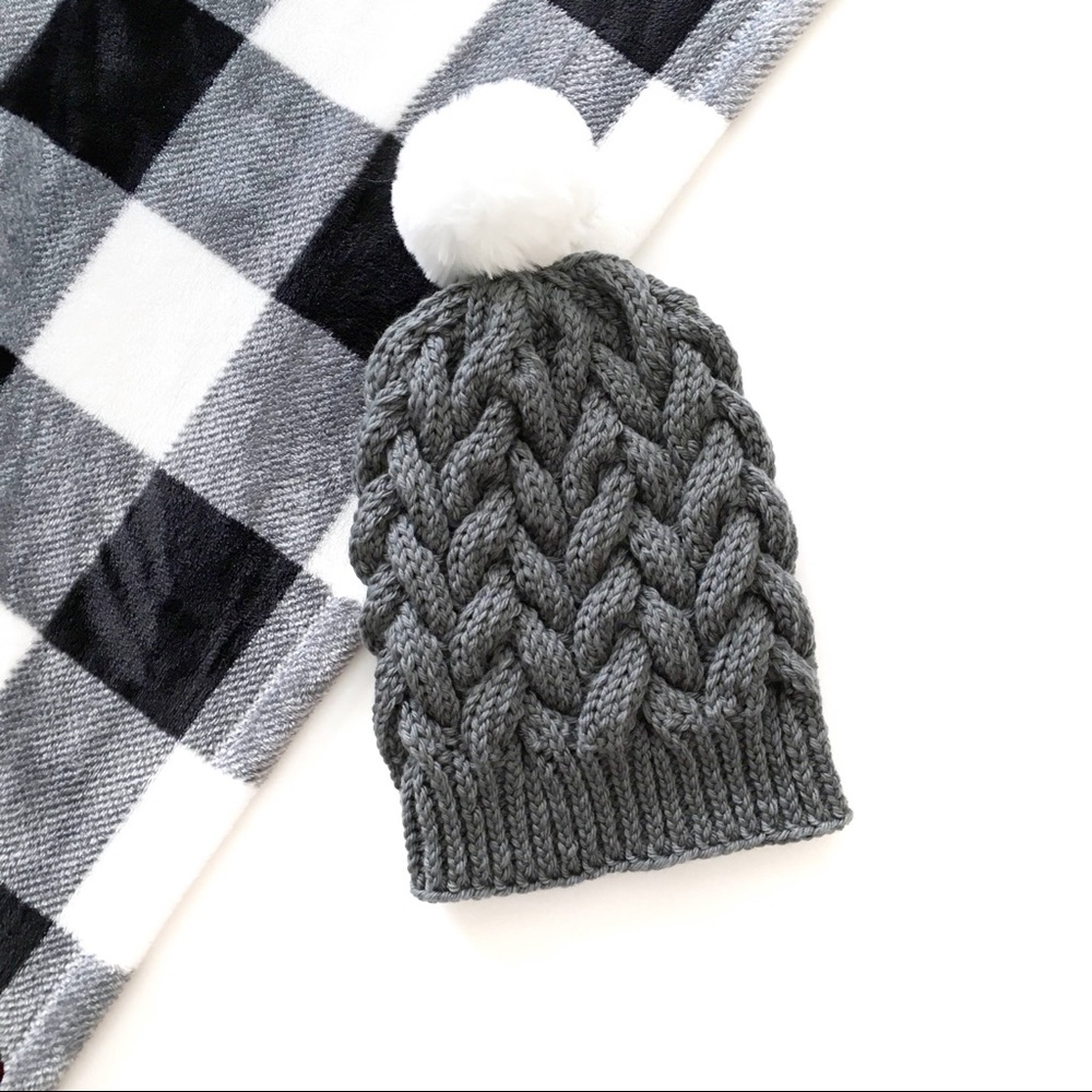 NWT Beanie Hat Gray Cable Knit Handmade Women Girl Teen OS Pom-Pom Merino Wool - Picture 4 of 8